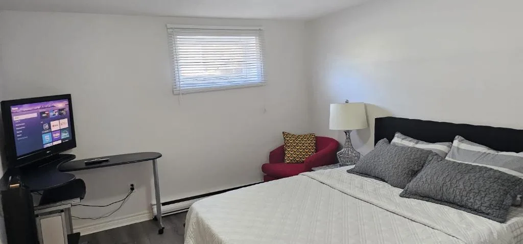 Deluxe Private Room in a Shared Apartment- Comfortable and Convenient — 2