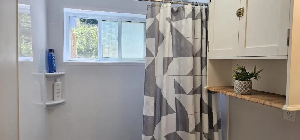 Deluxe Private Room in a Shared Apartment- Comfortable and Convenient — 3