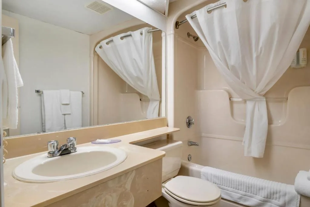 Rodeway Inn — 3