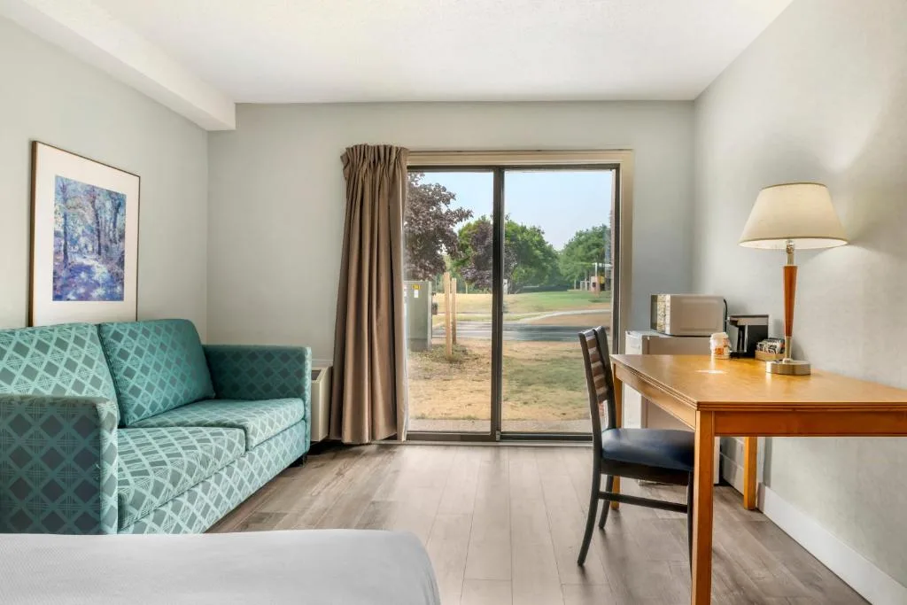 Rodeway Inn — 4