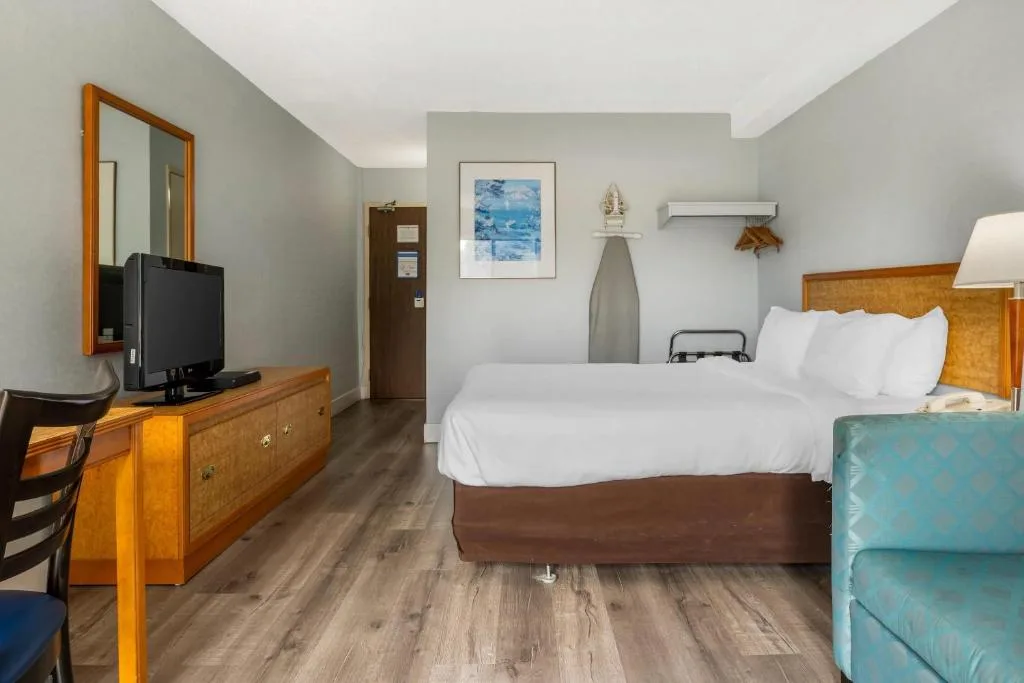 Rodeway Inn — 5