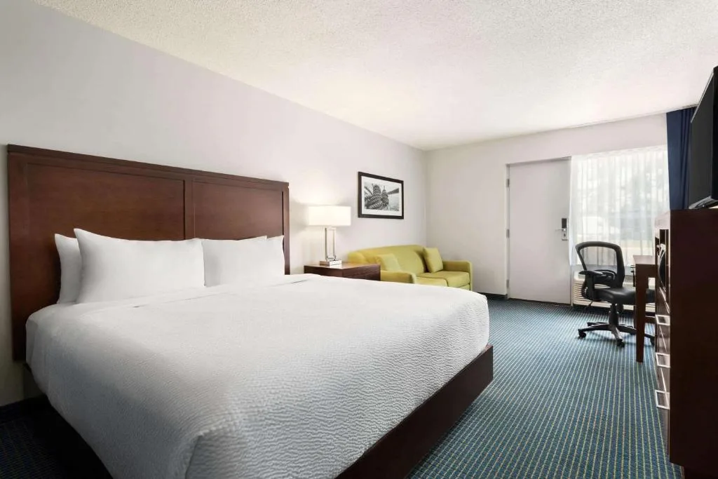 Days Inn by Wyndham Sarnia Harbourfront — 2
