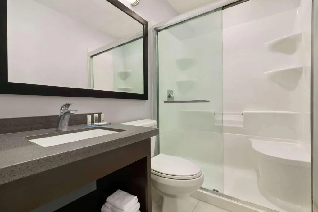 Days Inn by Wyndham Sarnia Harbourfront — 3