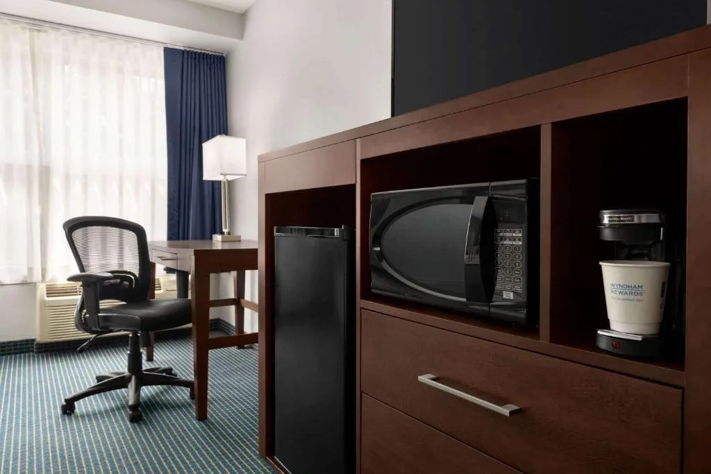 Days Inn by Wyndham Sarnia Harbourfront — 5
