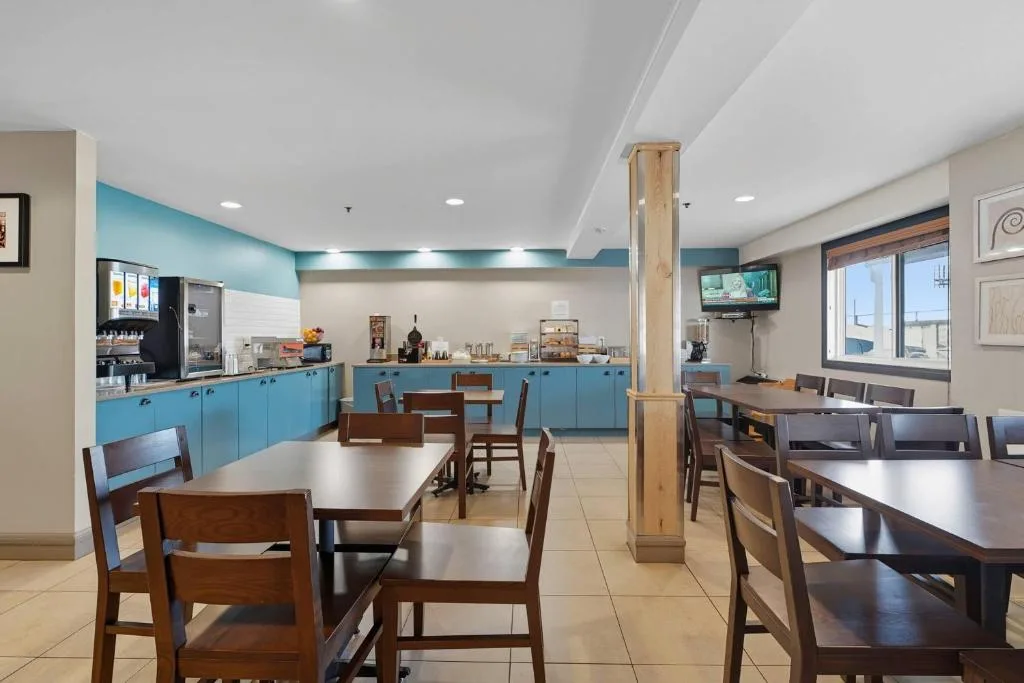 Country Inn & Suites by Radisson, Saskatoon, SK — 3