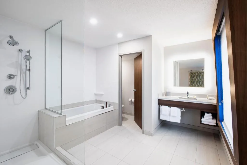Holiday Inn Express & Suites Saskatoon Centre by IHG — 3