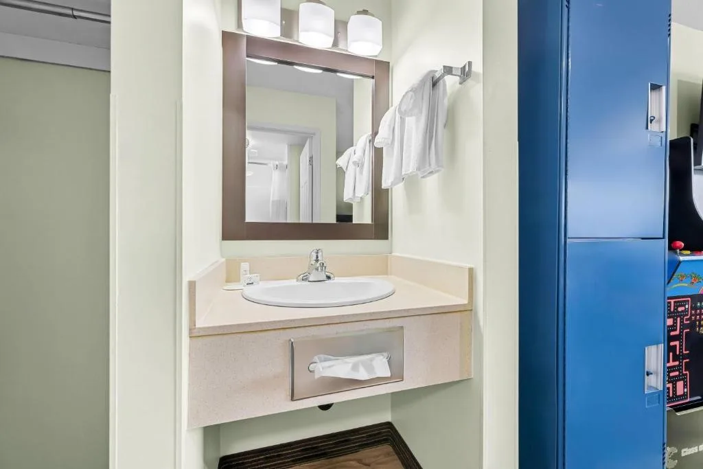 Super 8 by Wyndham Saskatoon Near Saskatoon Airport — 3