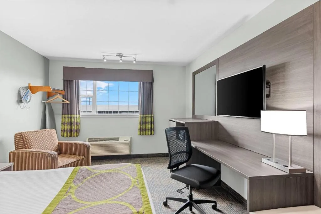 Super 8 by Wyndham Saskatoon Near Saskatoon Airport — 5