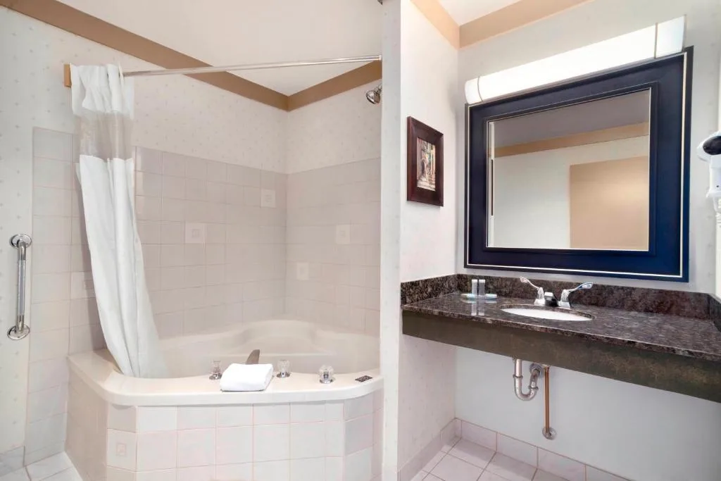 Days Inn & Suites by Wyndham Sault Ste. Marie ON — 3