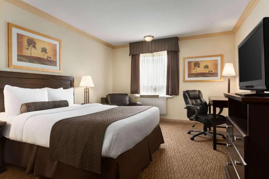 Days Inn & Suites by Wyndham Sault Ste. Marie ON — 5