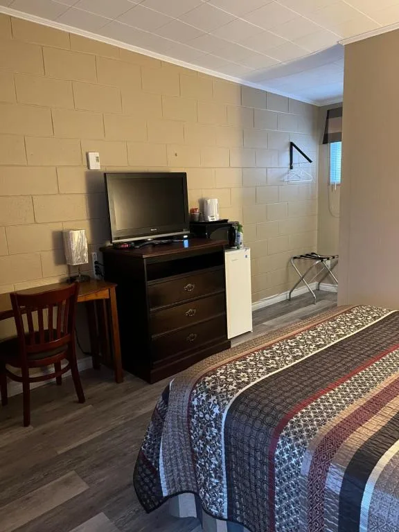 Pine Grove Motel — 4