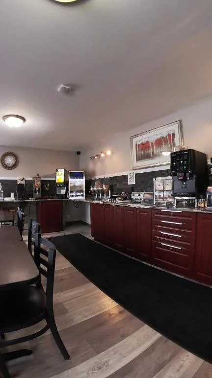 Moonlight Inn and Suites Sudbury — 4