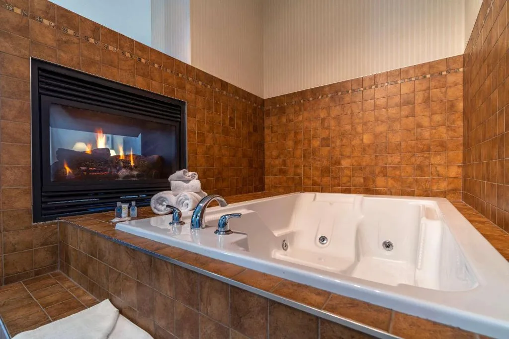 Comfort Inn & Suites — 3