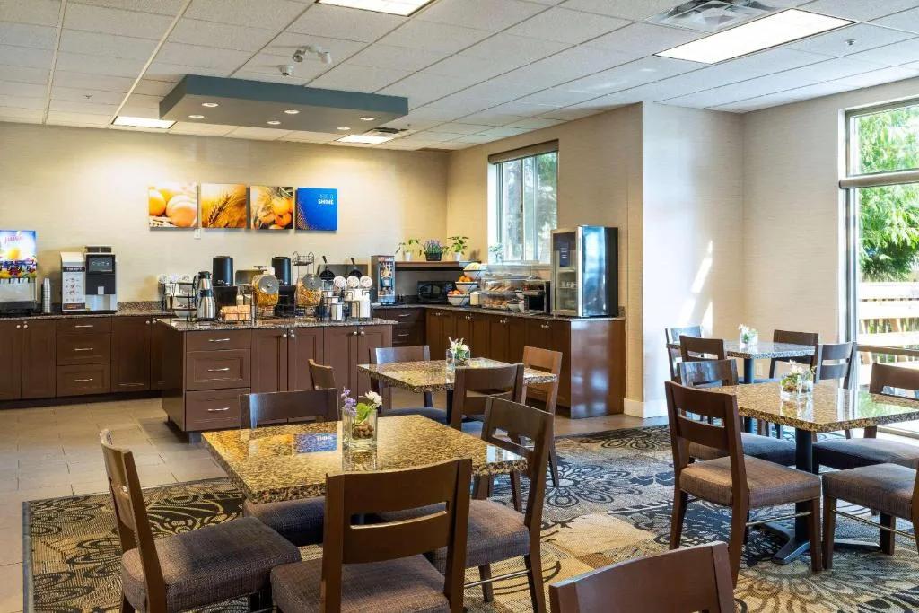 Comfort Inn & Suites — 4