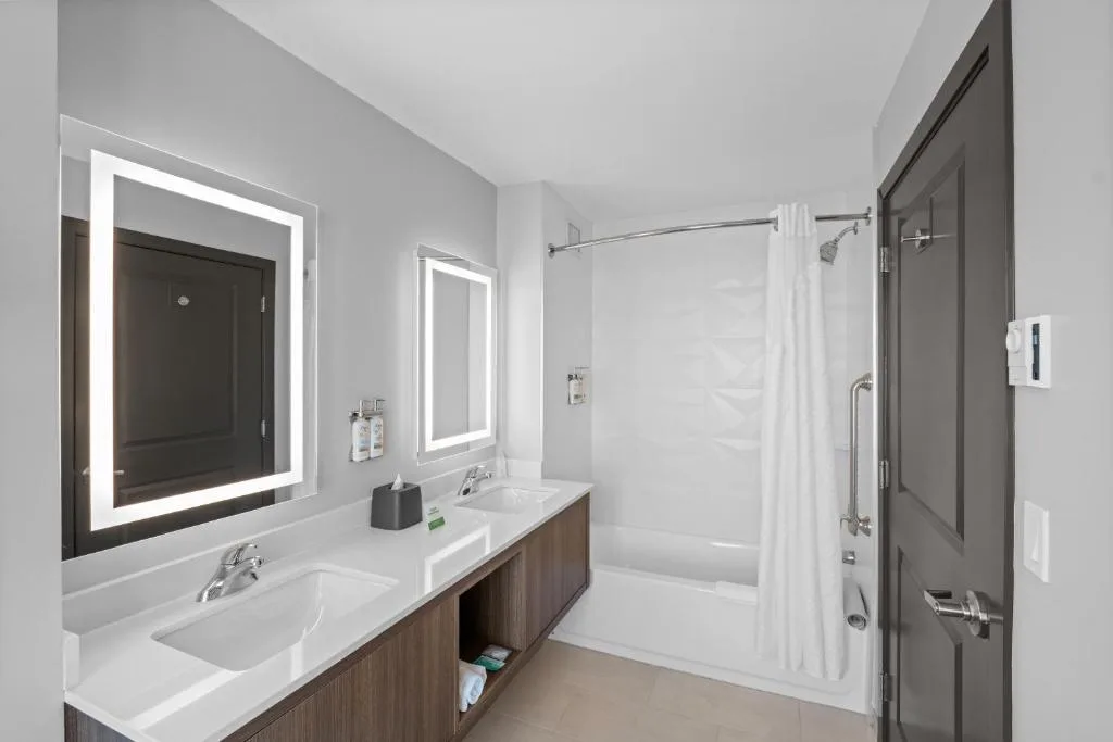 Holiday Inn Hotel & Suites Surrey East - Cloverdale by IHG — 2