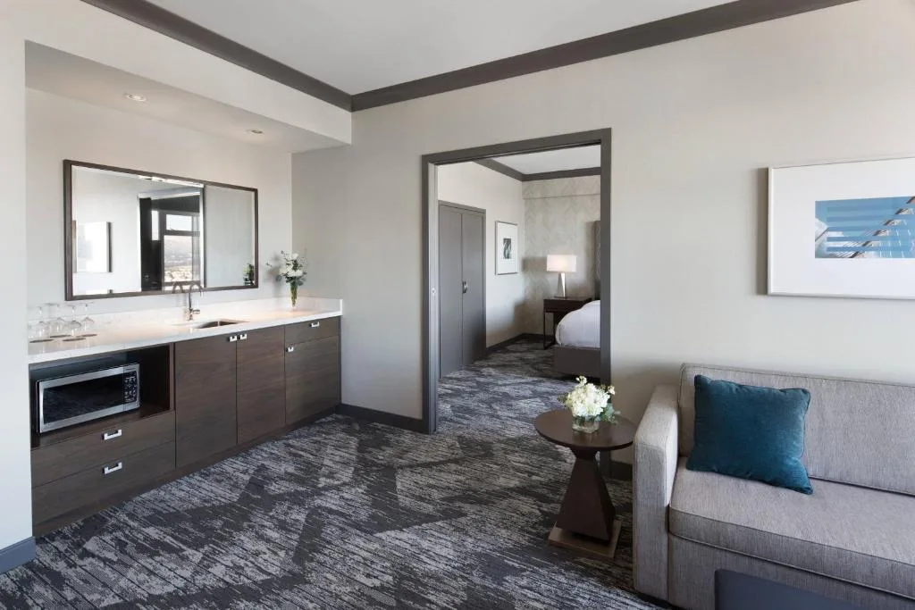 Sheraton Vancouver Guildford Hotel — 3