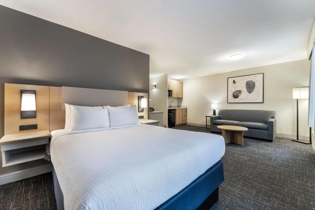 Days Inn & Suites by Wyndham Thunder Bay