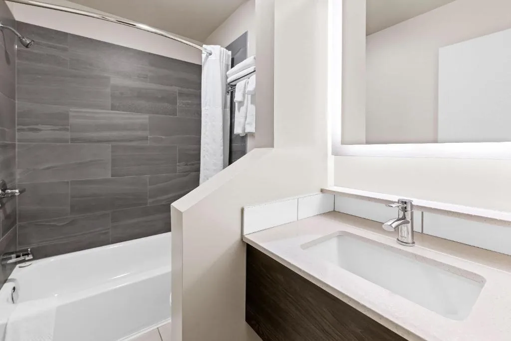 Howard Johnson by Wyndham Thunder Bay — 3