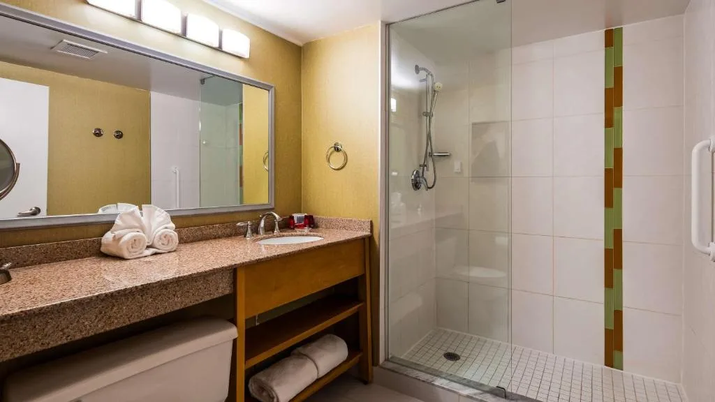 Best Western Premier Toronto Airport Carlingview Hotel — 3