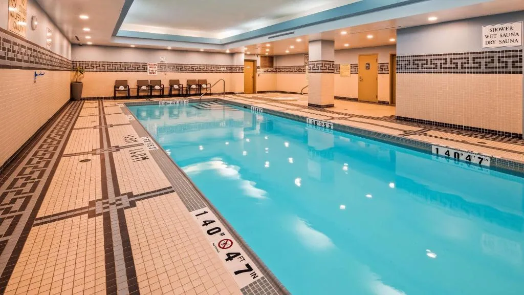 Best Western Premier Toronto Airport Carlingview Hotel — 4