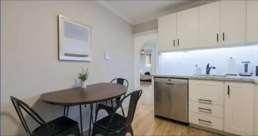 Casa Queen East - Modern 2BR Suite in Leslieville — 2