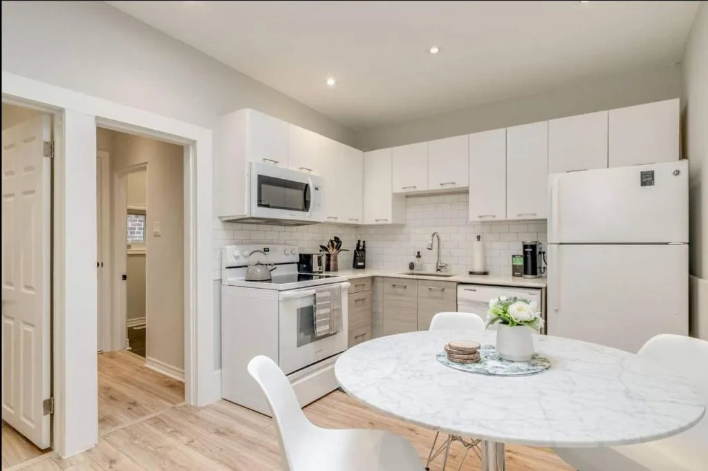 Casa Queen - Unique 2BR Suite in Leslieville — 2