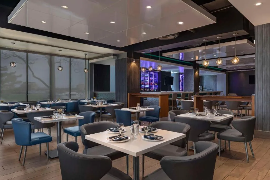 Embassy Suites By Hilton Toronto Airport — 4
