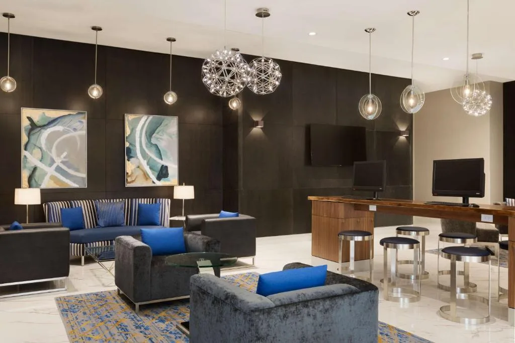 Embassy Suites By Hilton Toronto Airport — 5