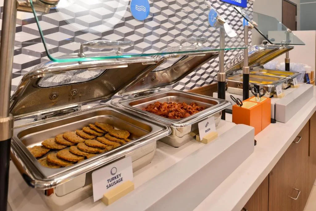 Holiday Inn Express & Suites Toronto Airport South by IHG — 2