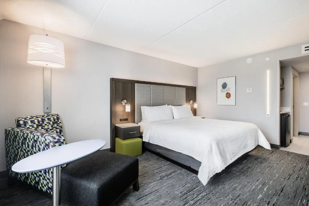 Holiday Inn Express & Suites Toronto Airport South by IHG — 5