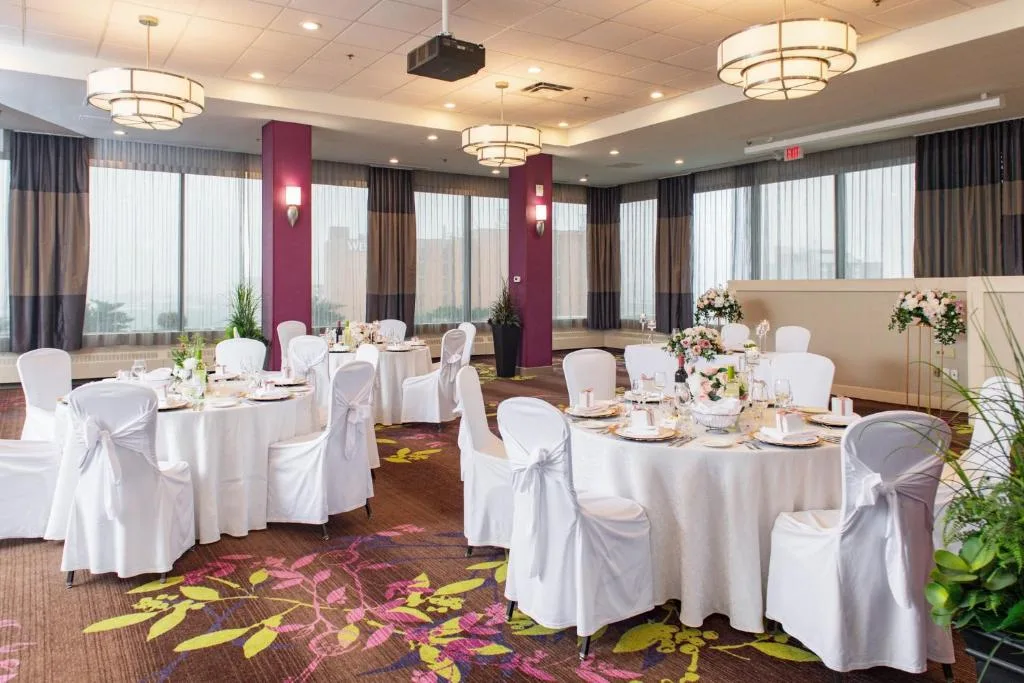 Holiday Inn Toronto International Airport by IHG — 5
