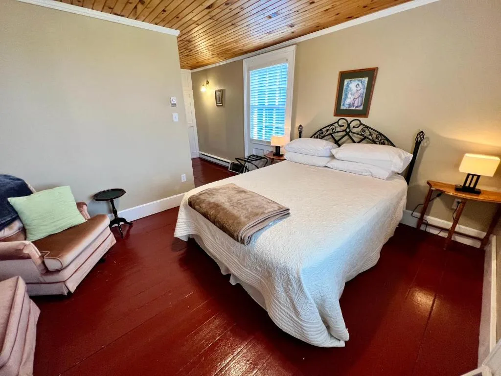 Bishop White Manor — 4