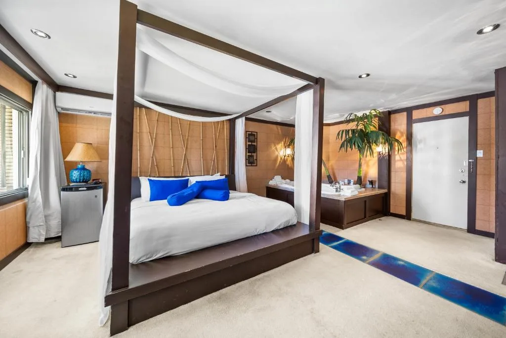 Hotel-Motel Coconut — 2