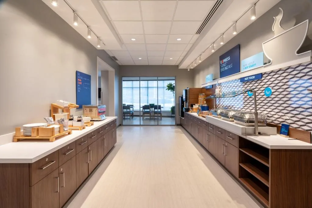 Holiday Inn Express & Suites Vaughan-Southwest by IHG — 5
