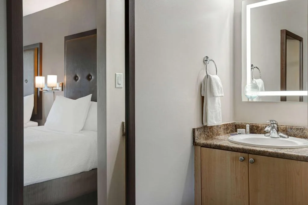 Days Inn by Wyndham Victoria Uptown — 2