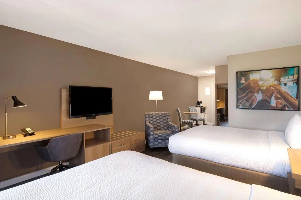 Days Inn by Wyndham Victoria Uptown — 5