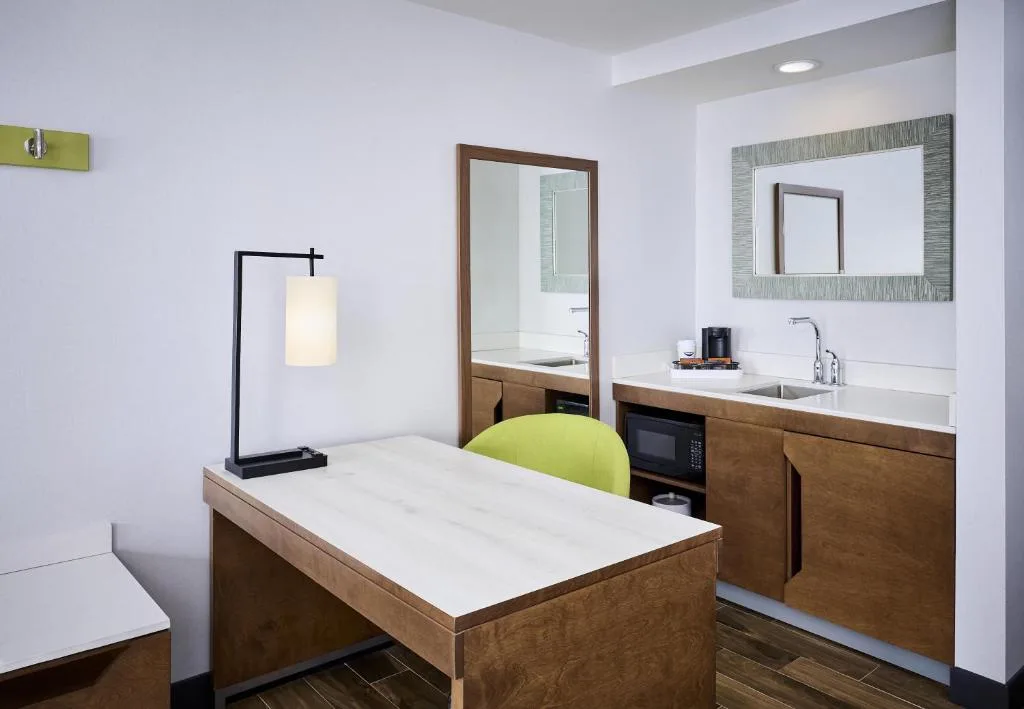 Hampton Inn & Suites by Hilton Windsor — 3