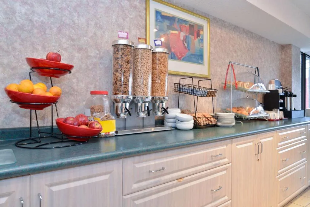 Lexington Inn & Suites-Windsor — 4