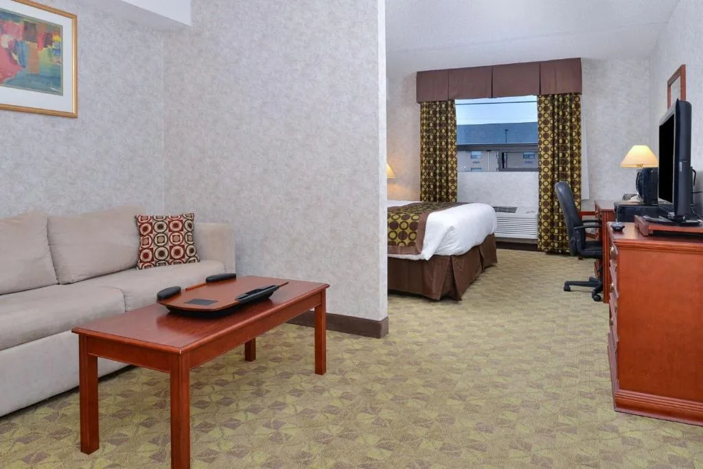 Lexington Inn & Suites-Windsor — 5