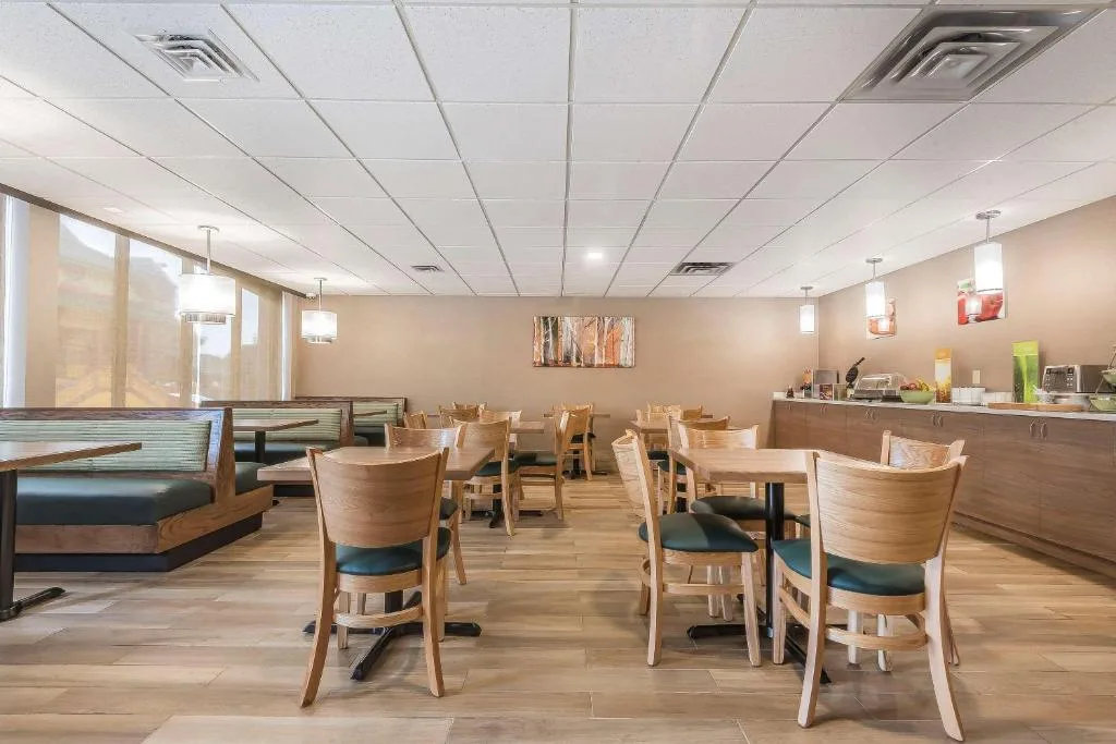 Quality Inn & Suites Windsor - Downtown — 4
