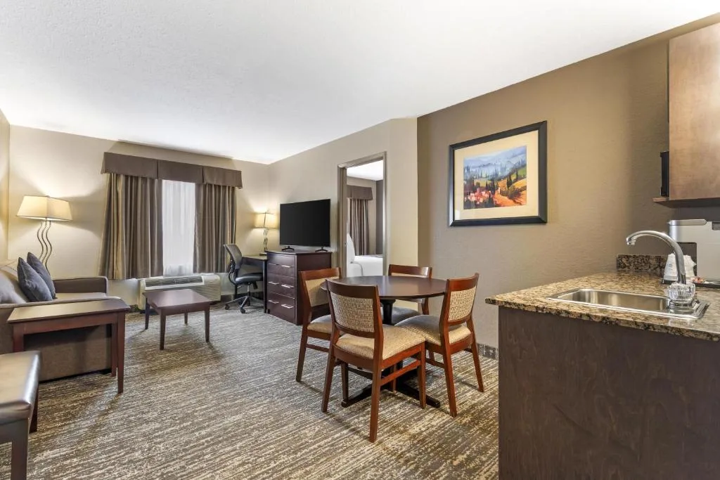 Best Western Plus Pembina Inn & Suites — 5