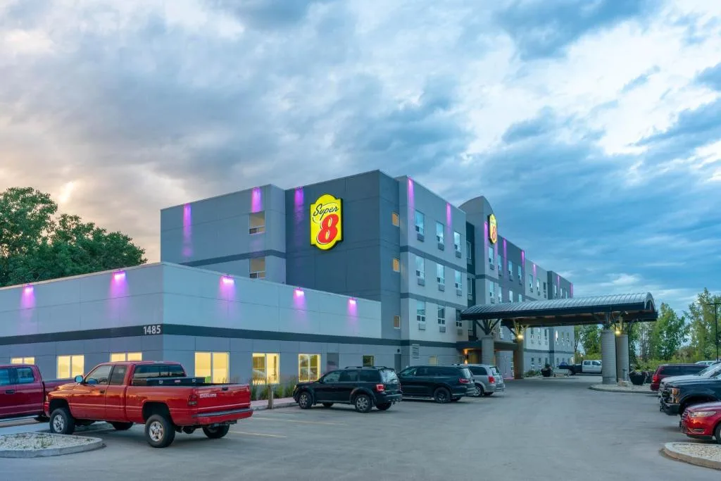 Super 8 by Wyndham Winnipeg East MB — 4
