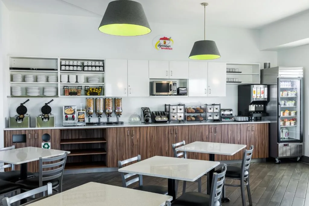 Super 8 by Wyndham Winnipeg West — 4