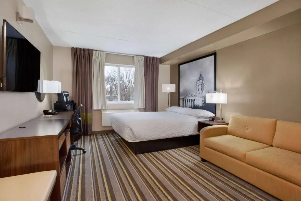Super 8 by Wyndham Winnipeg West — 5