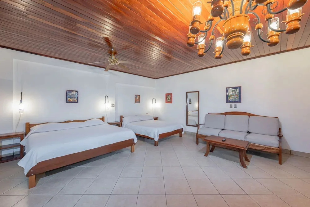 Hotel Costa Verde Inn — 4