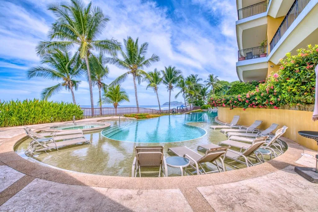 SecretJaco - Luxury Beach Front Penthouse with Pool & Jacuzzi — 2