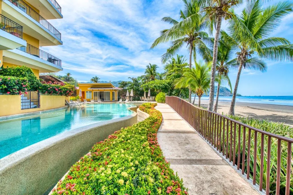 SecretJaco - Luxury Beach Front Penthouse with Pool & Jacuzzi — 4