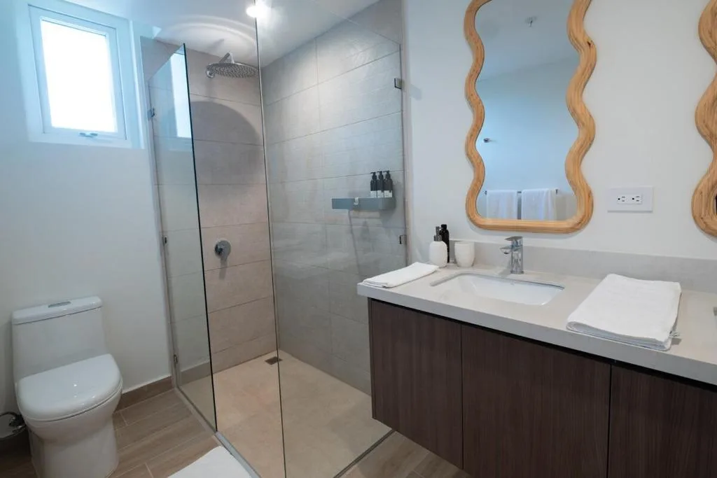 Stylish 1-BR Oceanfront Condo with Panoramic Views — 3