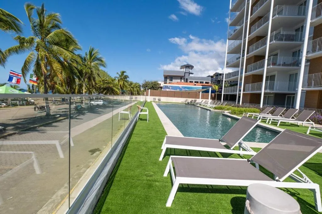 Stylish 1-BR Oceanfront Condo with Panoramic Views — 4