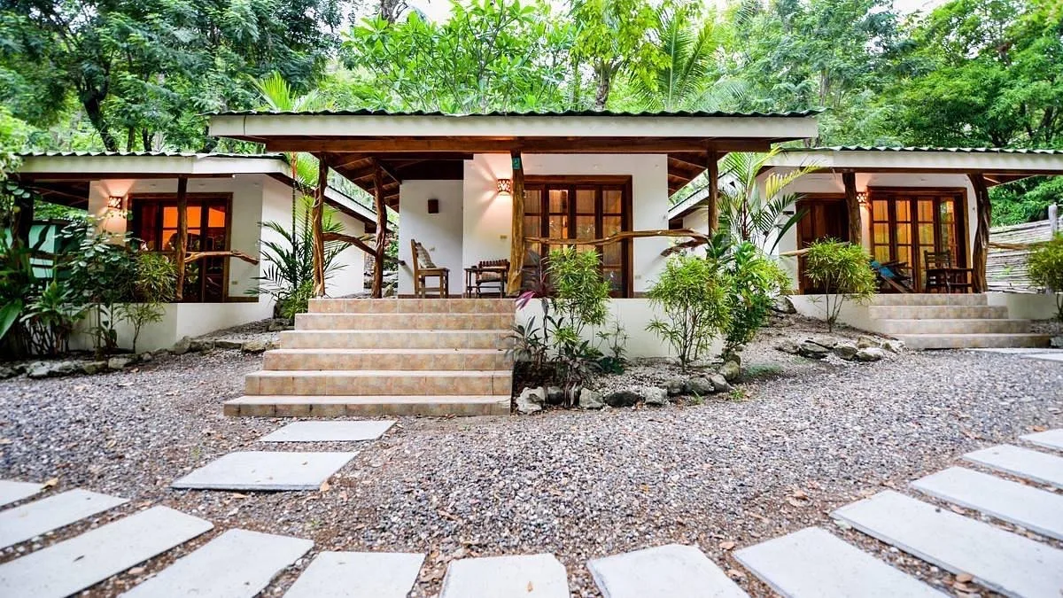 Makanas Beach Bungalows